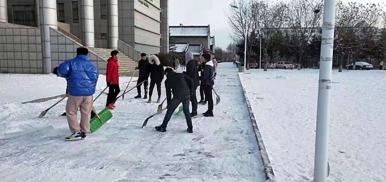 “扫雪活动，温暖人心”——团委组织学生干部开展扫雪活动