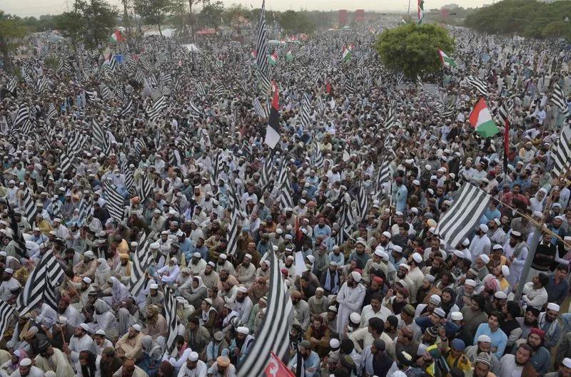 巴基斯坦多处爆发反政府示威游行，抗议经济政策，敦促总理下台
