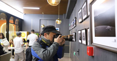 鸿德摄影专业在樊登书店举办“now|定格瞬间”摄影展，欢迎大家参观指导！