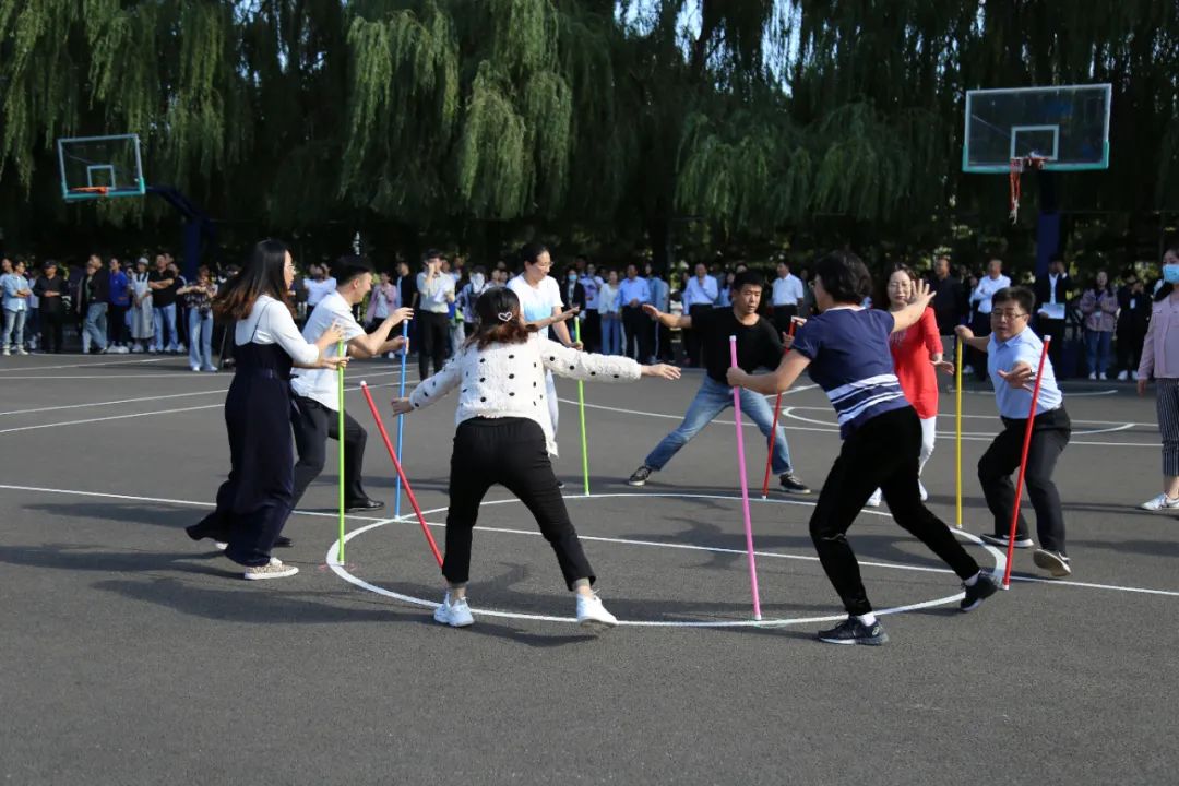 内蒙古鸿德文理学院举办庆祝教师节趣味运动会