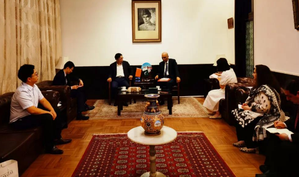 学院领导与巴基斯坦驻华大使莫因•哈克会谈