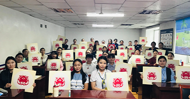 学院两位教师赴蒙古国开展中国非遗手工制作培训