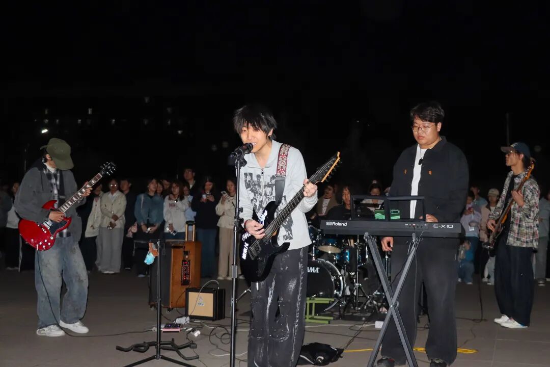 内蒙古鸿德文理学院举办“篝火晚会”活动