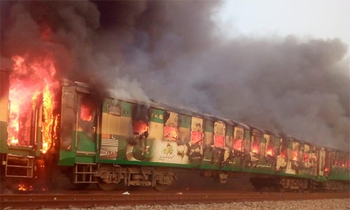 特兹加姆火车上在拉希姆亚尔汗附近发生爆炸，73人遇难