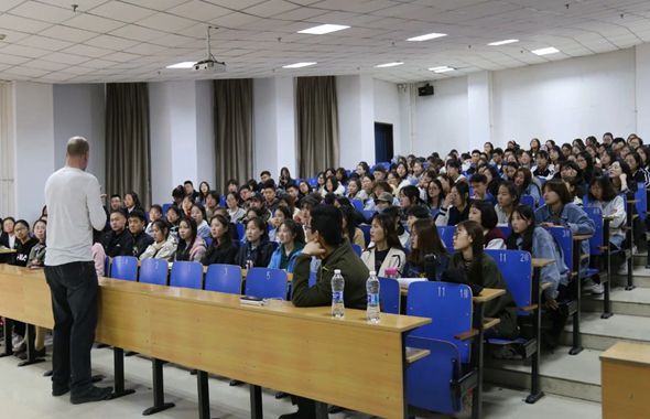 内蒙古师范大学鸿德学院首届英语文化活动交流会