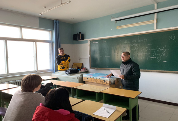 内蒙古师范大学鸿德学院外语系召开“英语村”外教培训会议