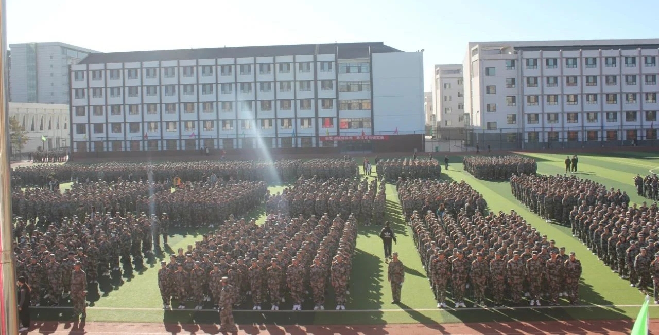 内蒙古鸿德文理学院2020级新生军训开营仪式成功举办！