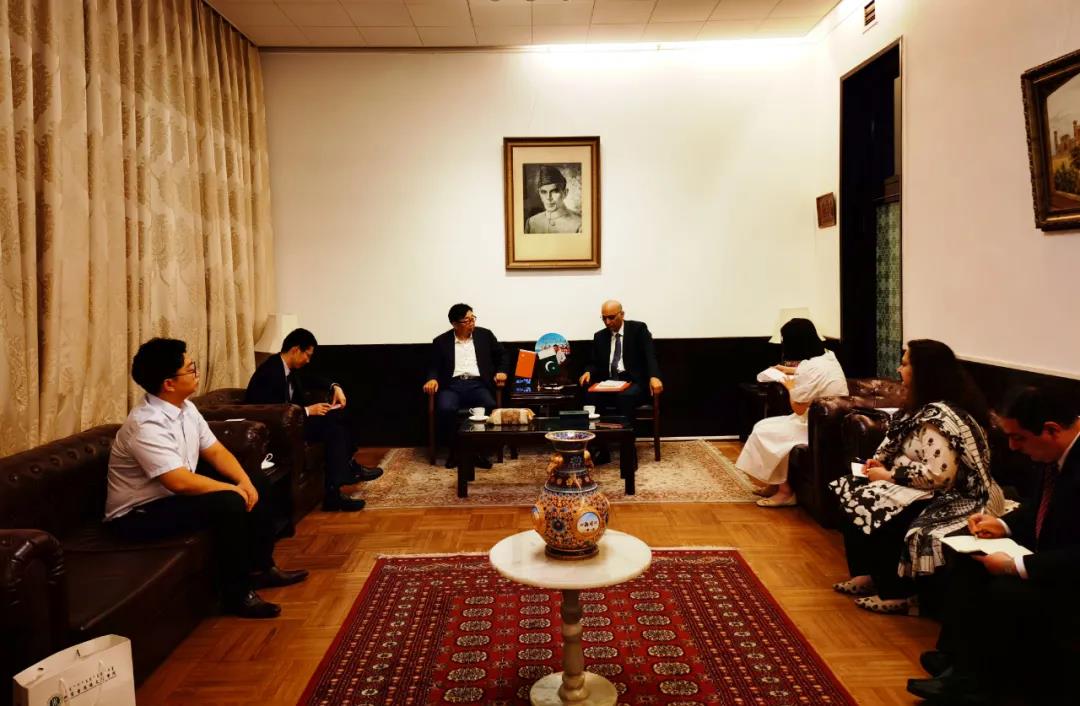 周玉树院长与巴基斯坦驻华大使莫因•哈克会谈