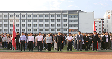 内蒙古鸿德文理学院两校区共同举行新学期升国旗仪式