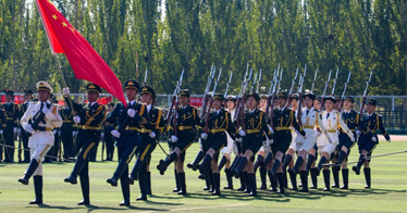 内蒙古鸿德文理学院国旗护卫队参加第23个全民国防教育日活动