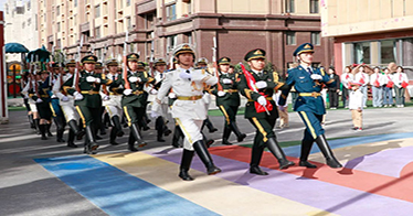 学院国旗护卫队走进幼儿园、中小学举行升旗仪式