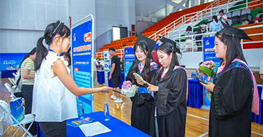 学院举行“丁香扎根 就在青城”专场招聘会