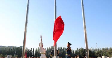 学院举行2025年秋季学期“开学第一课”升国旗仪式