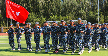 学院举行2025级新生军训队列评比