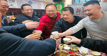 学院领导除夕夜慰问在校值班教职工